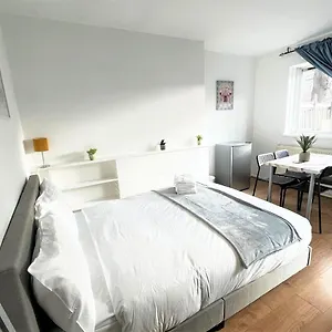 Stepney 17 Double Bedrooms Guest house